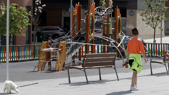 Especiales informativos - El Gobierno rectifica y permite a los menores de 14 años salir "a dar paseos"