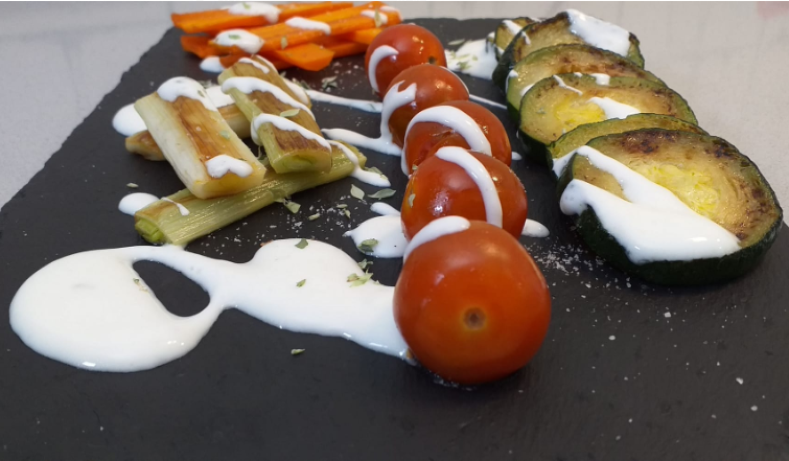 Receta de parrillada de verduras con salsa de yogur - España Directo | Ver