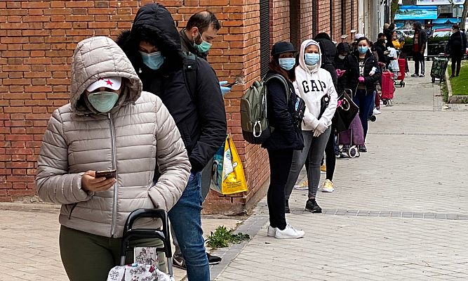Informativo 24h - Cientos de personas hacen colas para conseguir comida en Madrid