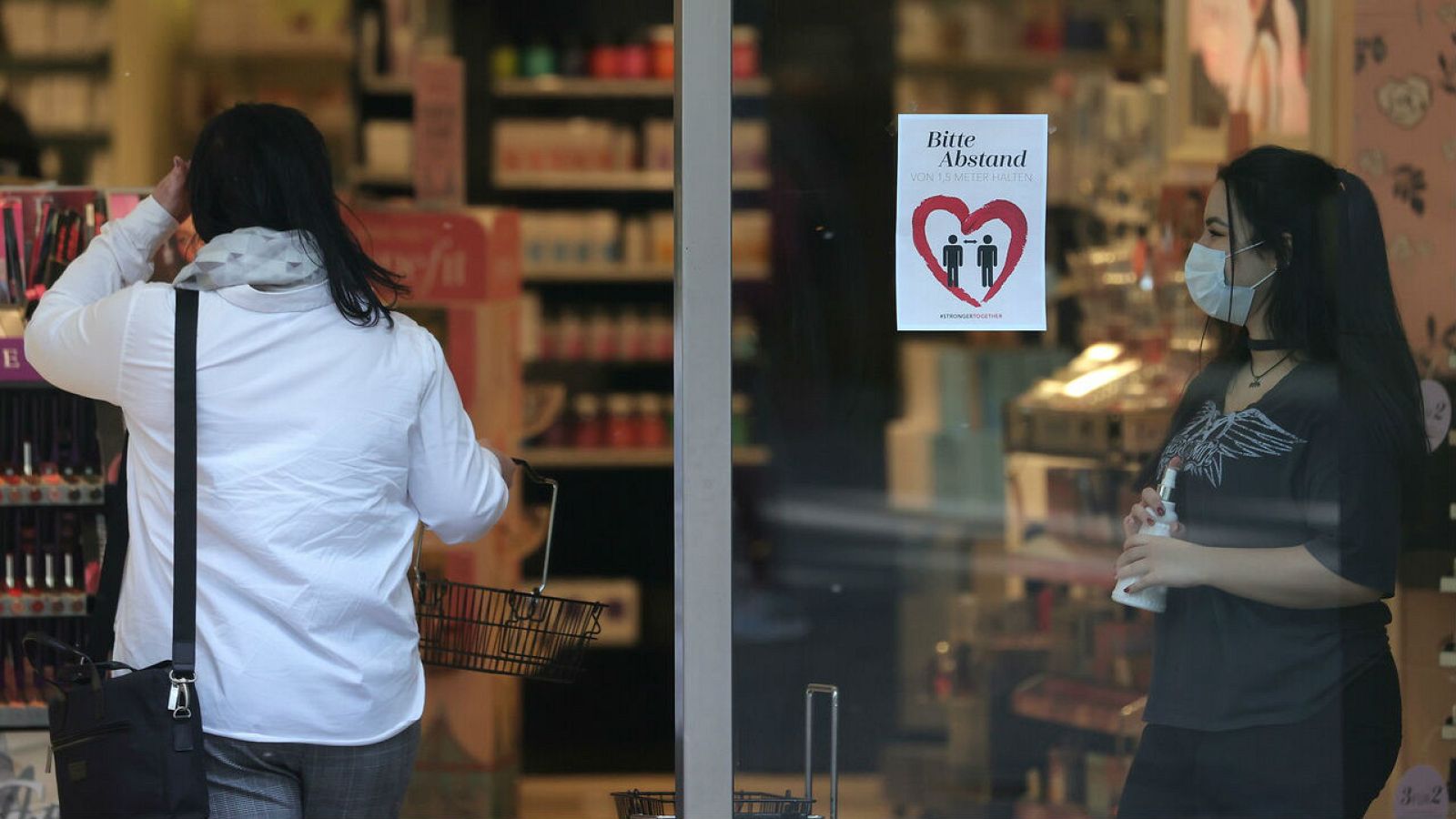 Alemania comienza la "vuelta a la normalidad" y reabre sus tiendas - RTVE.es - Telediario 1 | Ver