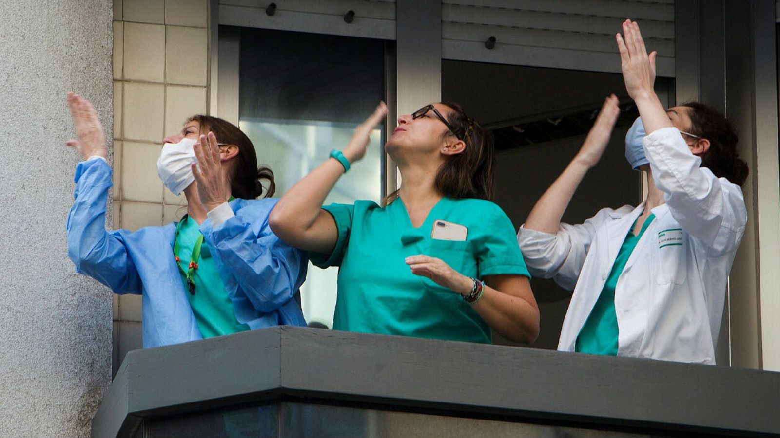 Continúan los aplausos a los sanitarios tras más de un mes de confinamiento - RTVE.es - Telediario 1 | Ver