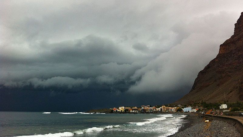 Lluvia fuerte en Canarias y temperaturas en ascenso en la península - ver ahora