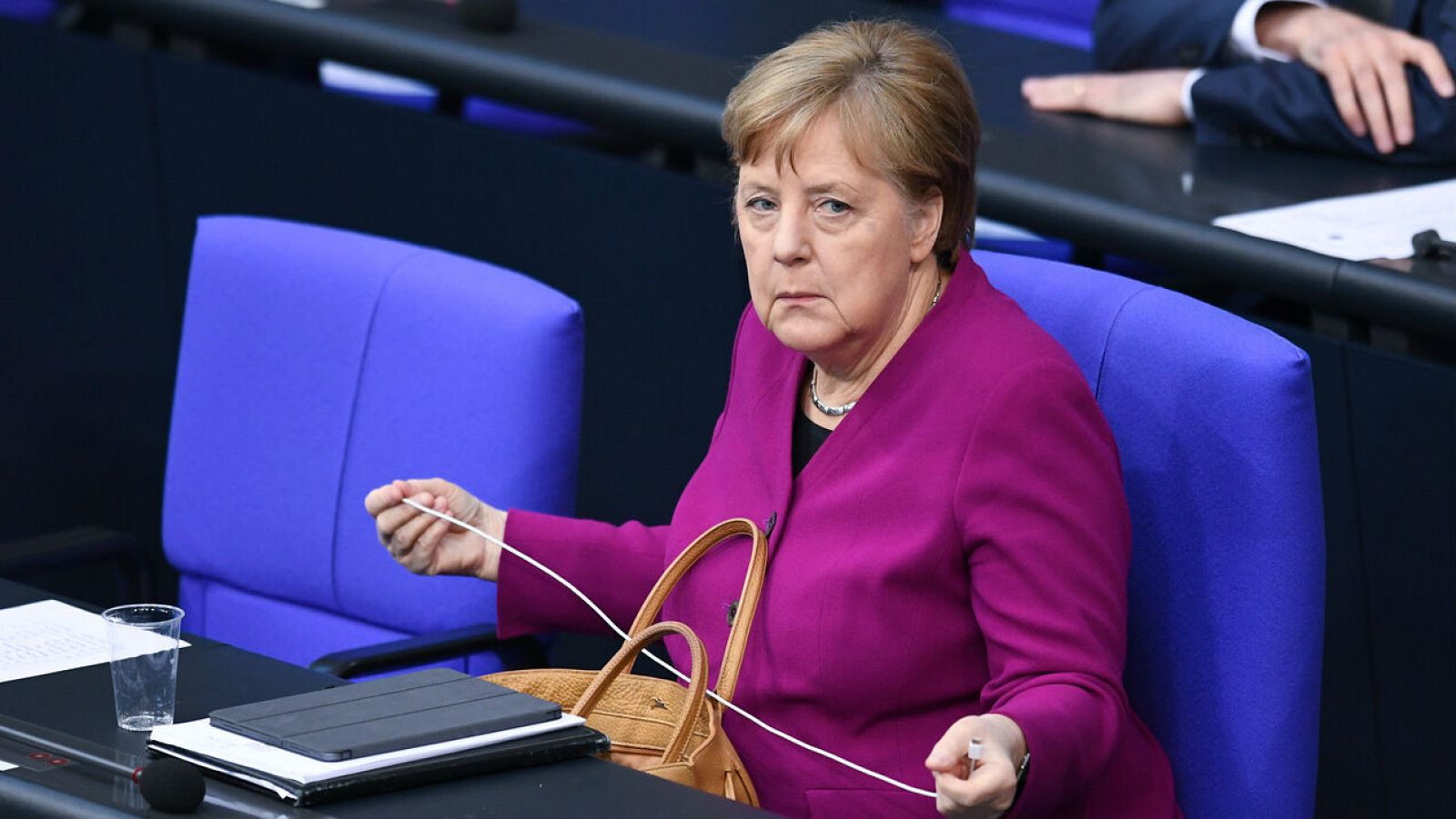 Merkel vuelve a rechazar los 'coronabonos' pero pide contribuir "mucho más" al presupuesto de la Unión Europea - RTVE.es - Telediario 1 | Ver