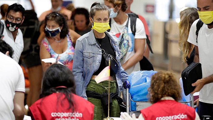 Informativo 24h - Aterrizan en Barajas 160 españoles que se quedaron atrapados en Filipinas: "Llevamos tres días de viaje pero ya estamos aqui"