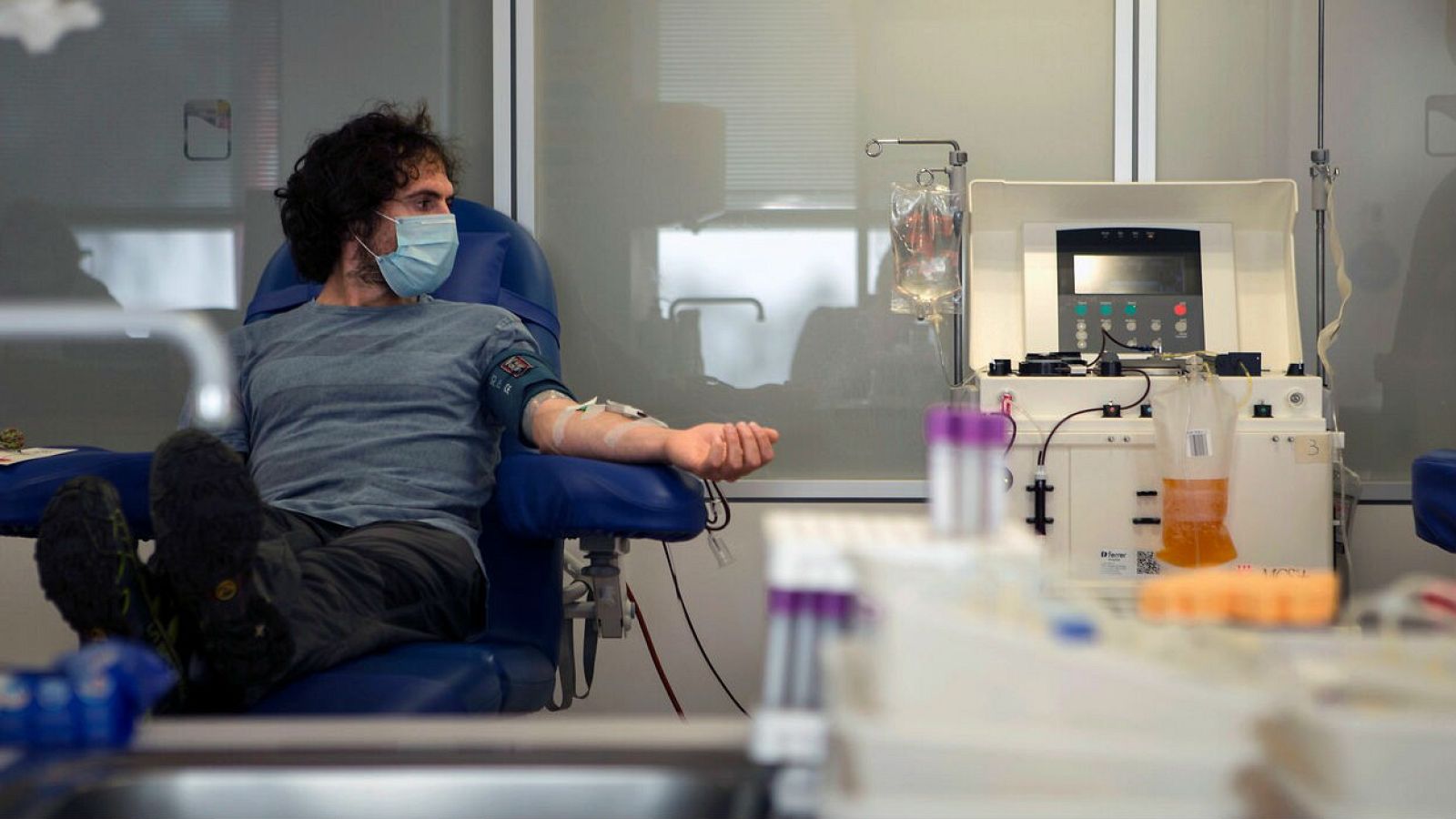 Los hospitales comienzan a desinfectar salas tras la bajada de la presión en las UCIs - RTVE.es - Telediario 1 | Ver