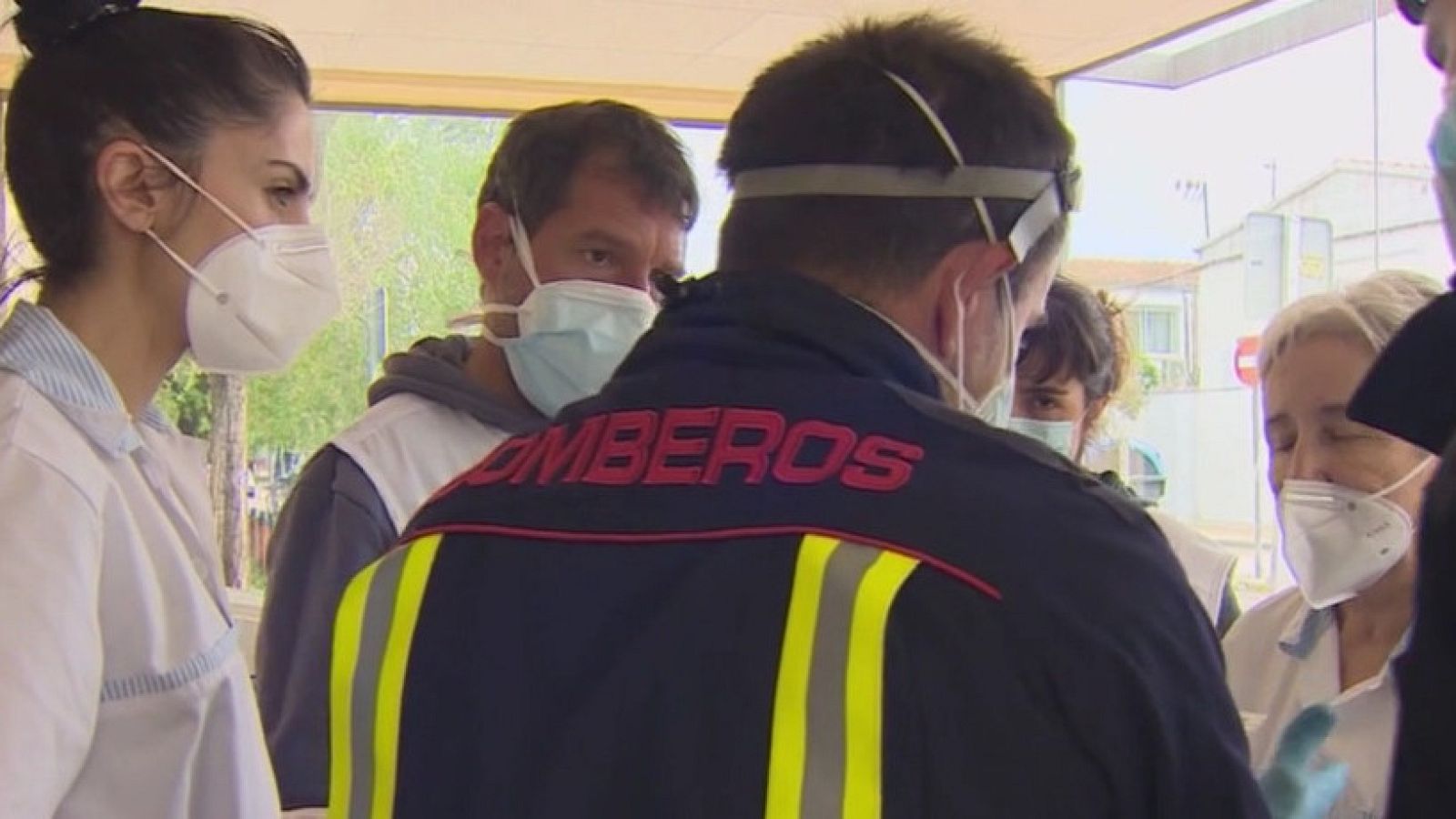 Los bomberos trabajan junto al personal de la residencia para el protocolo de zonas infectadas - Modo Digital | Ver