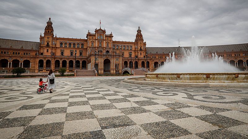El primer paseo de los niños tras 42 días de confinamiento por el coronavirus | Ver