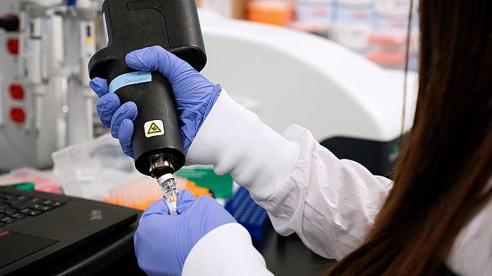 Telediario 1 - Comienzan a probar una vacuna contra el coronavirus en la Universidad de Oxford