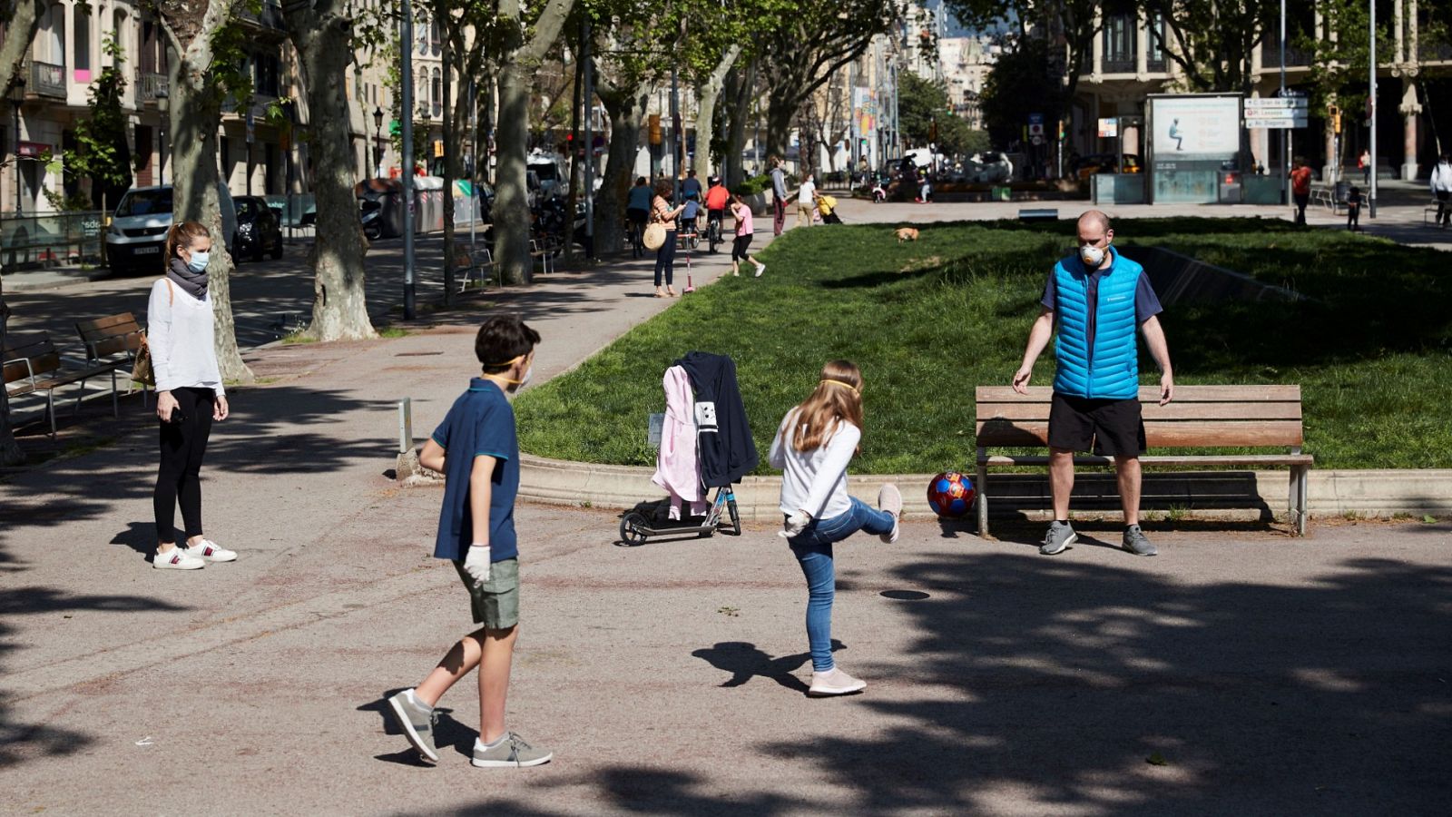 Los niños vuelven a las calles después de 42 días confinados por el coronavirus