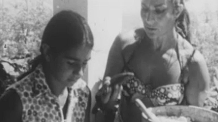 Programas y Concursos en el Archivo de RTVE - Lola Flores con sus hijos: piscina y gazpacho (1973)