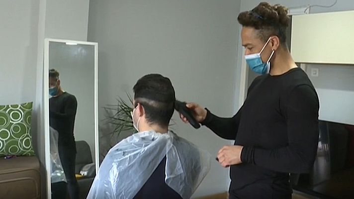 Repor - El sector de las peluquerías, confrontado por el coronavirus: entre los servicios a domicilio y el parón por los contagios