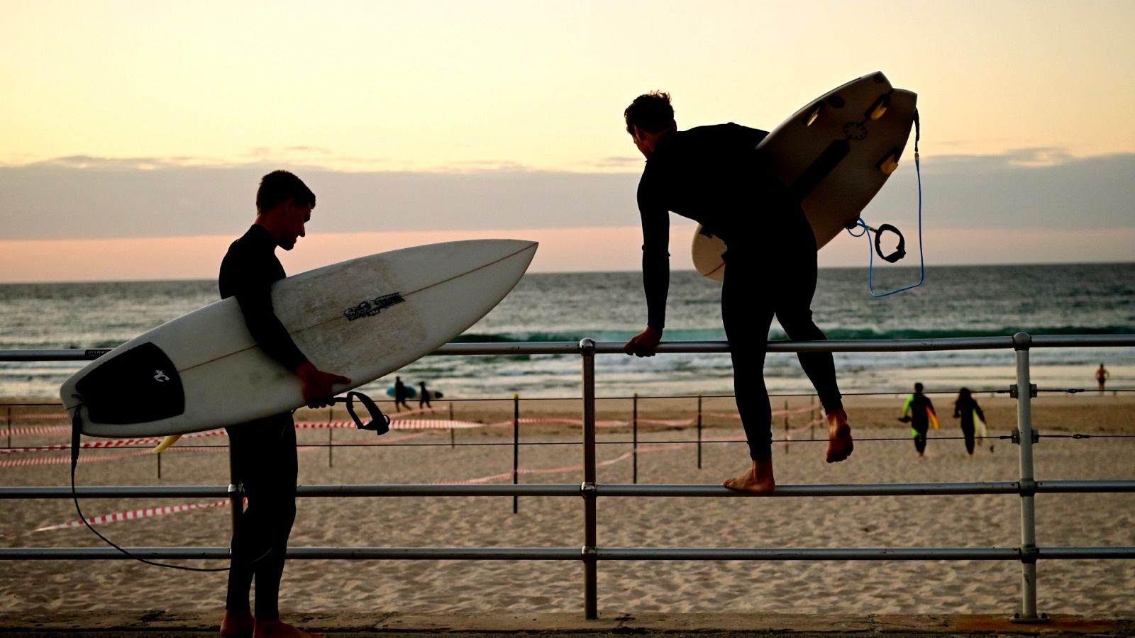 Las playas de Sidney se vuelven a abrir al surf, cinco semanas después