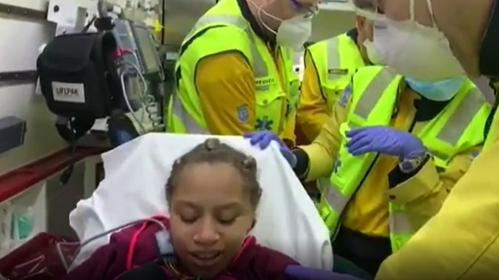 Una mujer da a luz en plena calle de Madrid cuando esperaba un taxi para ir al Hospital - RTVE.es - Telediario 1 | Ver