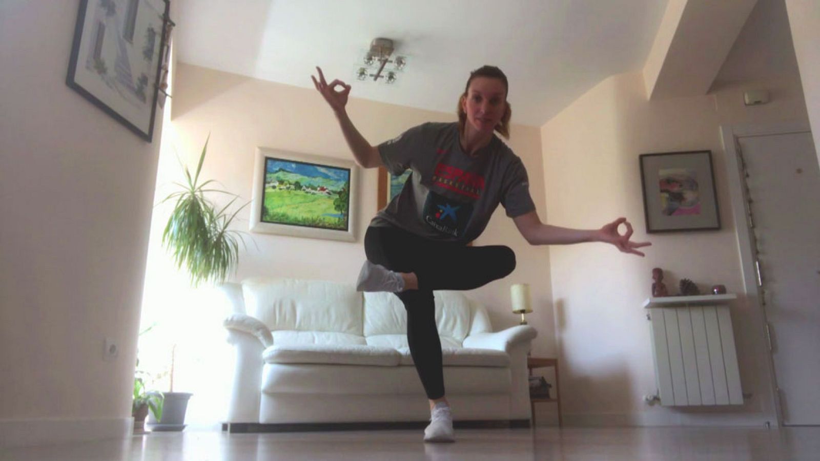 EDUCACIÓN FÍSICA - ¡Nos movemos! con Laura Gil, baloncesto - EduClan 6 a 8 años | Ver