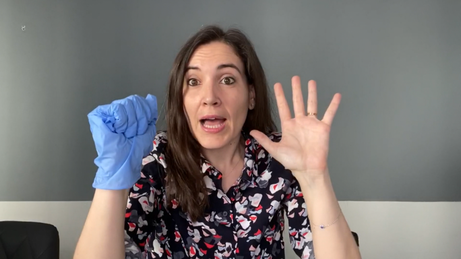 Cómo ponerse la mascarilla y los guantes