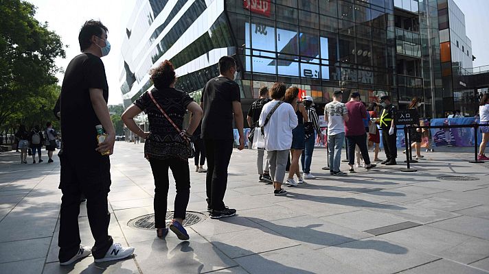 Telediario 1 - China abre los lugares turísticos bajo medidas de control y contención  del flujo de visitantes