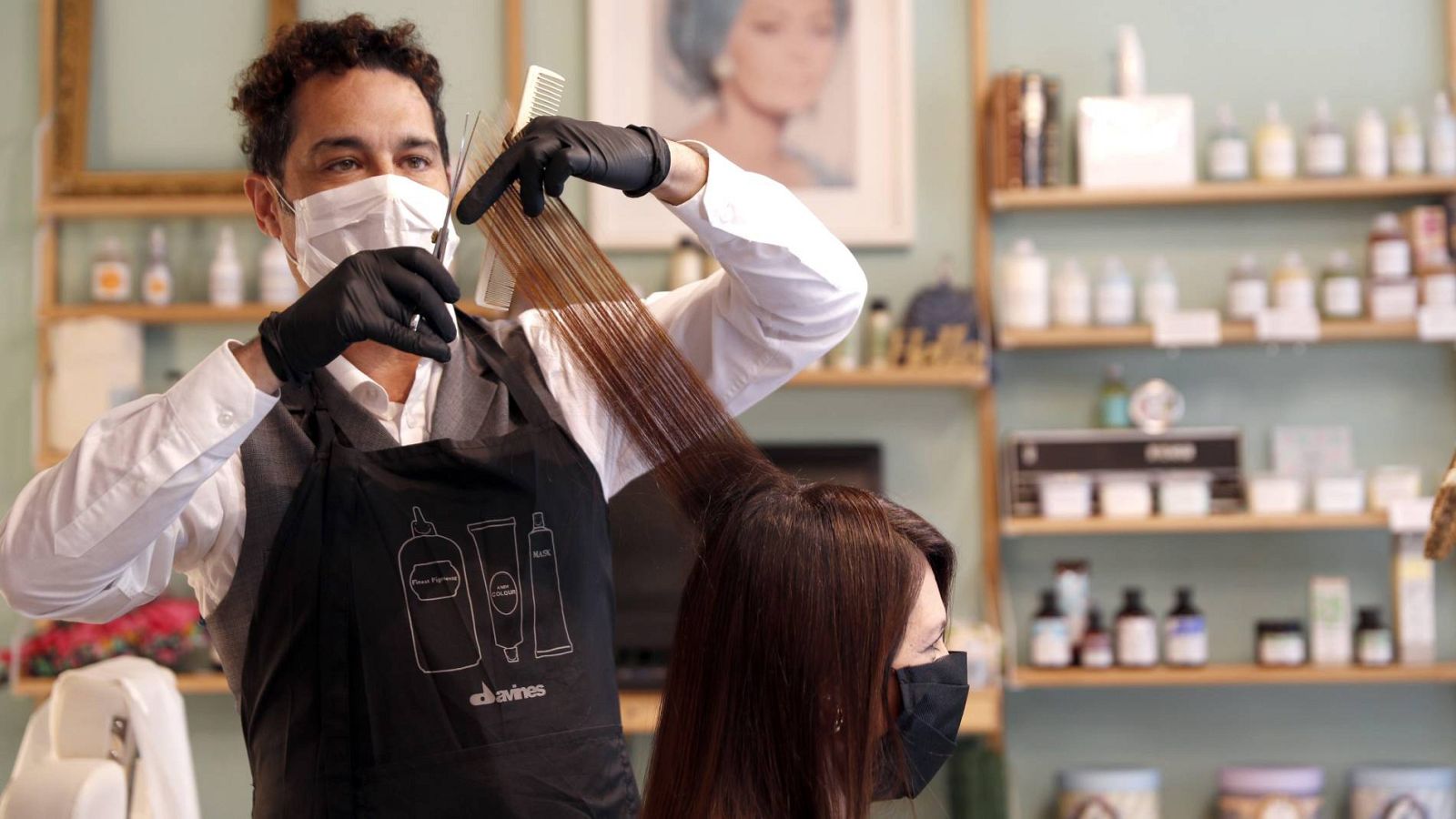 Pequeños comercios y peluquerías se preparan para su reapertura este lunes