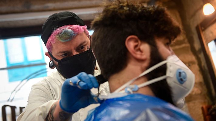 Telediario 1 - Pequeños comercios reabren sus puertas siete semanas después