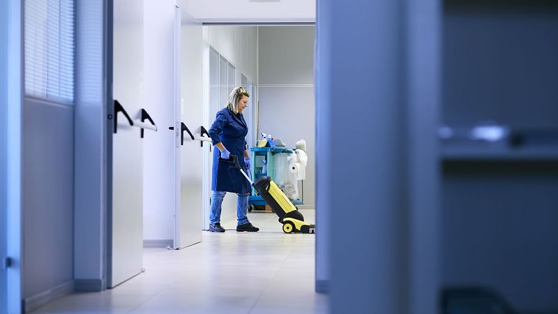 Las empleadas del hogar pueden comenzar a solicitar su prestación por desempleo desde este martes - RTVE.es - Telediario 1 | Ver