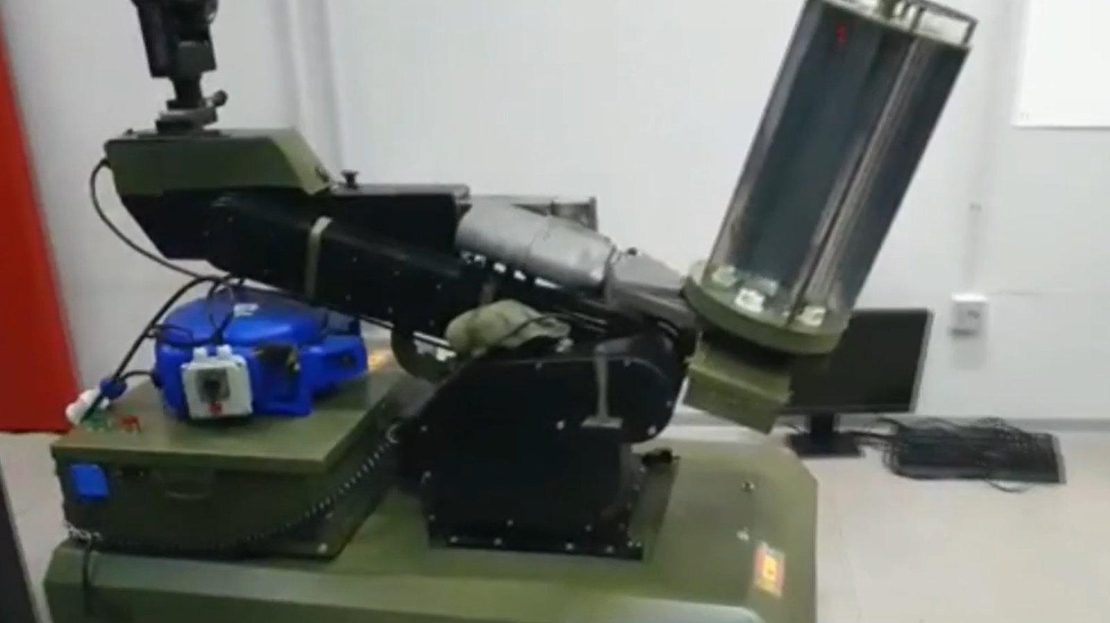 Atila, el robot del Ejército de Tierra que actúa contra el coronavirus - RTVE.es - Telediario 1 | Ver