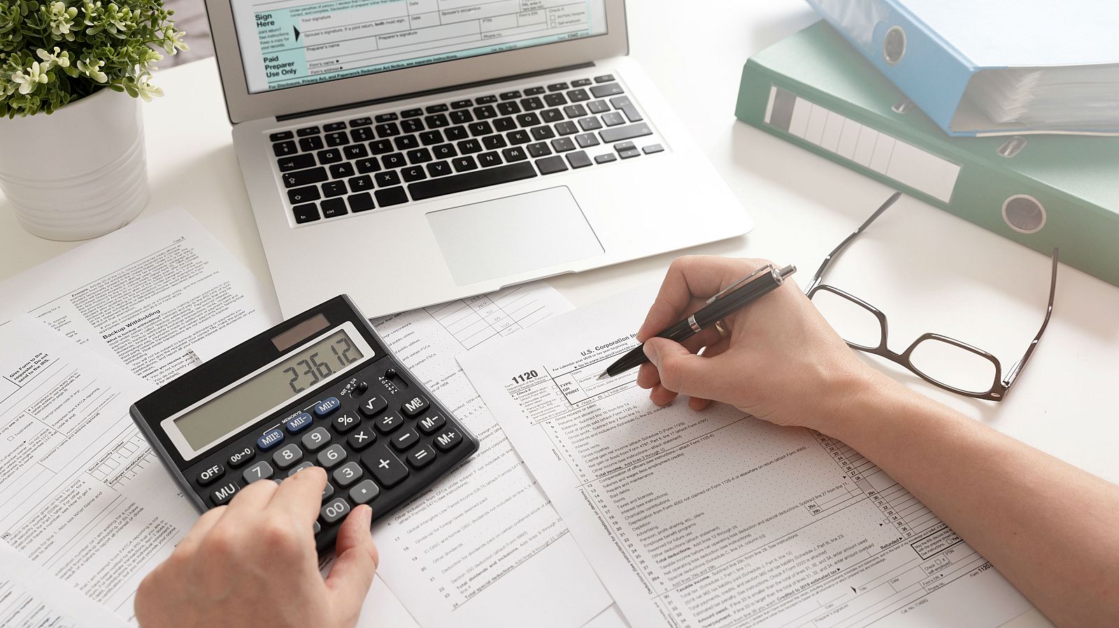 Las gestorías multiplican las solicitudes de ayuda para la declaración de la Renta - RTVE.es - Telediario 1 | Ver