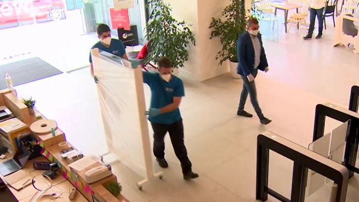Telediario 1 - Menos aforo y contacto cero: así cambiarán las oficinas