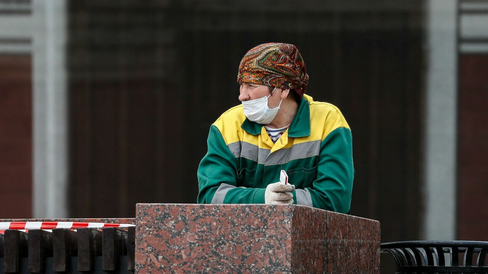 Se duplican las llamadas de ayuda por violencia de género en Rusia durante el confinamiento - RTVE.es - Telediario 1 | Ver