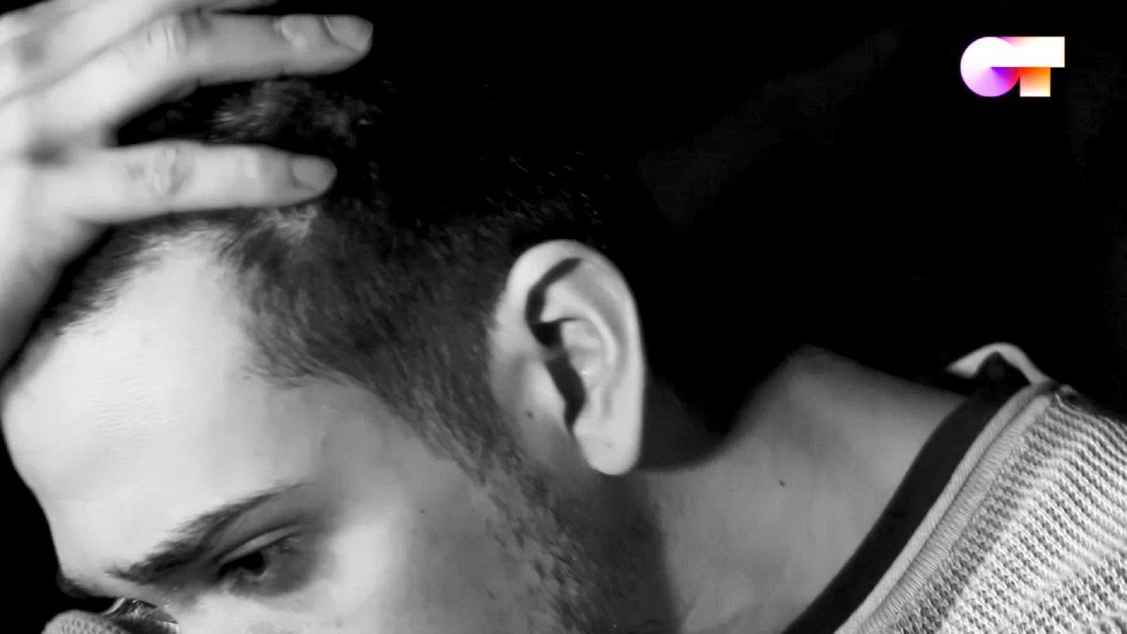 Bruno canta "Stitges" en el séptimo y último pase de micros de #QuedOTenCasa