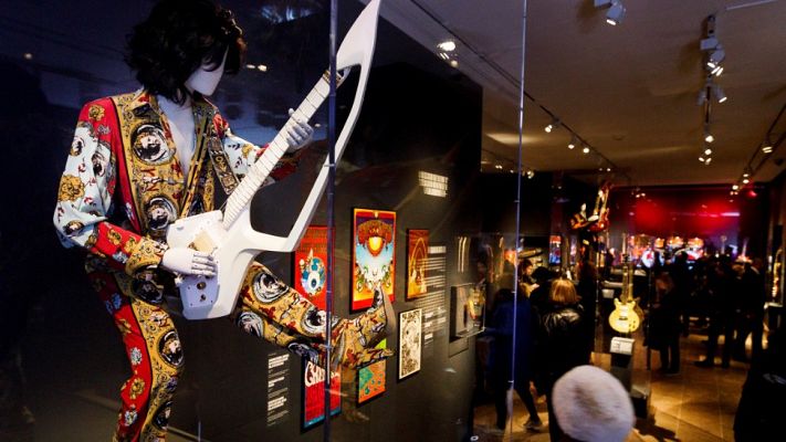 Telediario 1 - Los tesoros de las estrellas de la música, a subasta