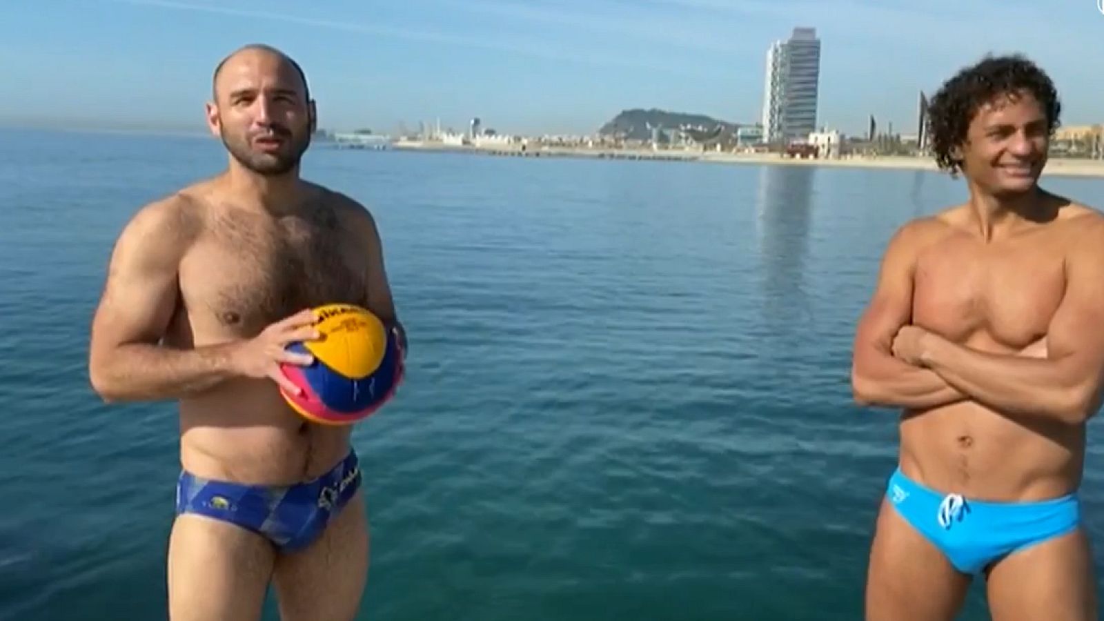 A falta de piscinas, los waterpolistas entrenan en el mar | Ver
