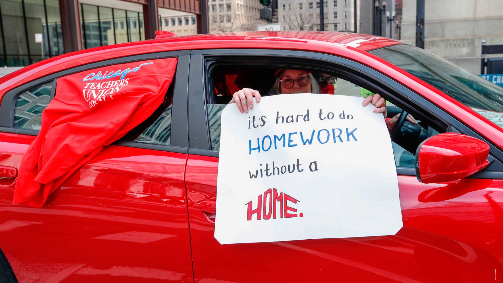 Estados Unidos destruye 20,5 millones de empleos en abril y el paro se dispara al 14,7 %, cifra récord - RTVE.es - Telediario 1 | Ver