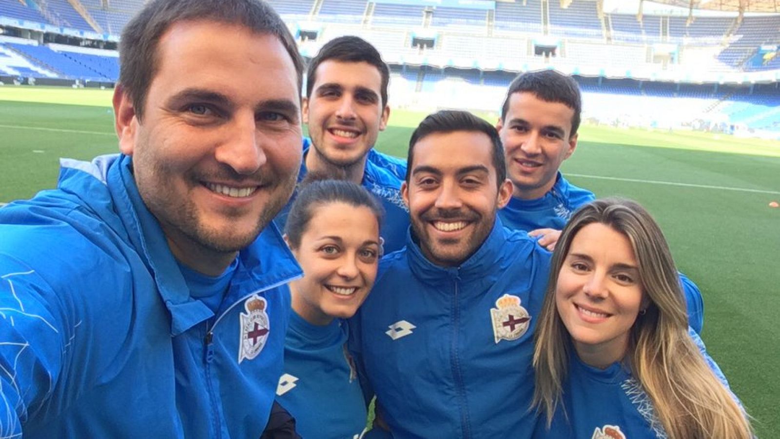 Vídeo: Manu Sánchez, motivador del Deportivo ABANCA y de sus vecinos en el confinamiento