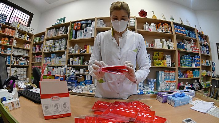 Telediario 1 - Los madrileños hacen cola en las farmacias para recoger sus mascarillas mientras colectivos sanitarios les piden donarlas
