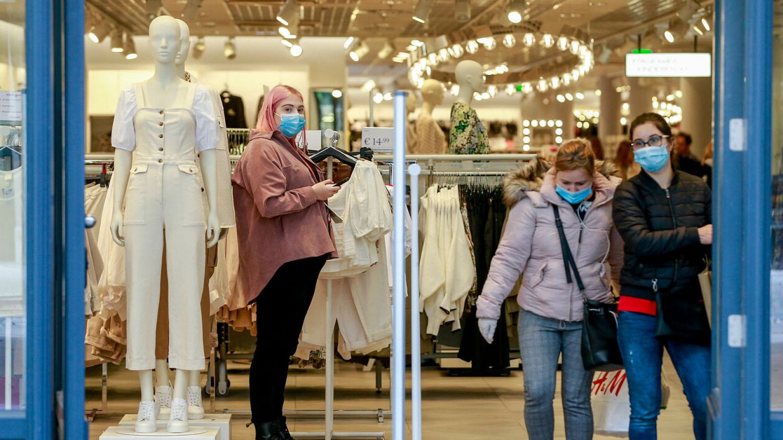Bélgica reabre con largas colas los comercios cerrados hace 50 días en una nueva fase de desescalada - RTVE.es - Telediario 1 | Ver