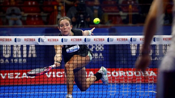 Telediario 1 - Bárbara de las Heras y Marta Ortega cambian las palas por la medicina