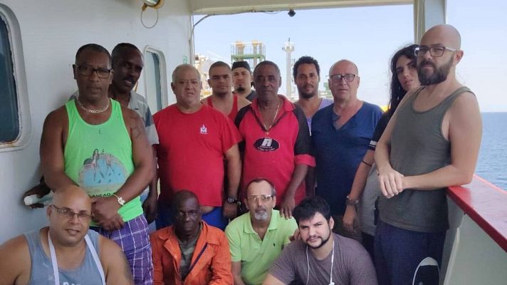 Telediario 1 - Un tifón amenaza a los 15 tripulantes de un buque español abandonado por el armador frente al puerto de Filipinas