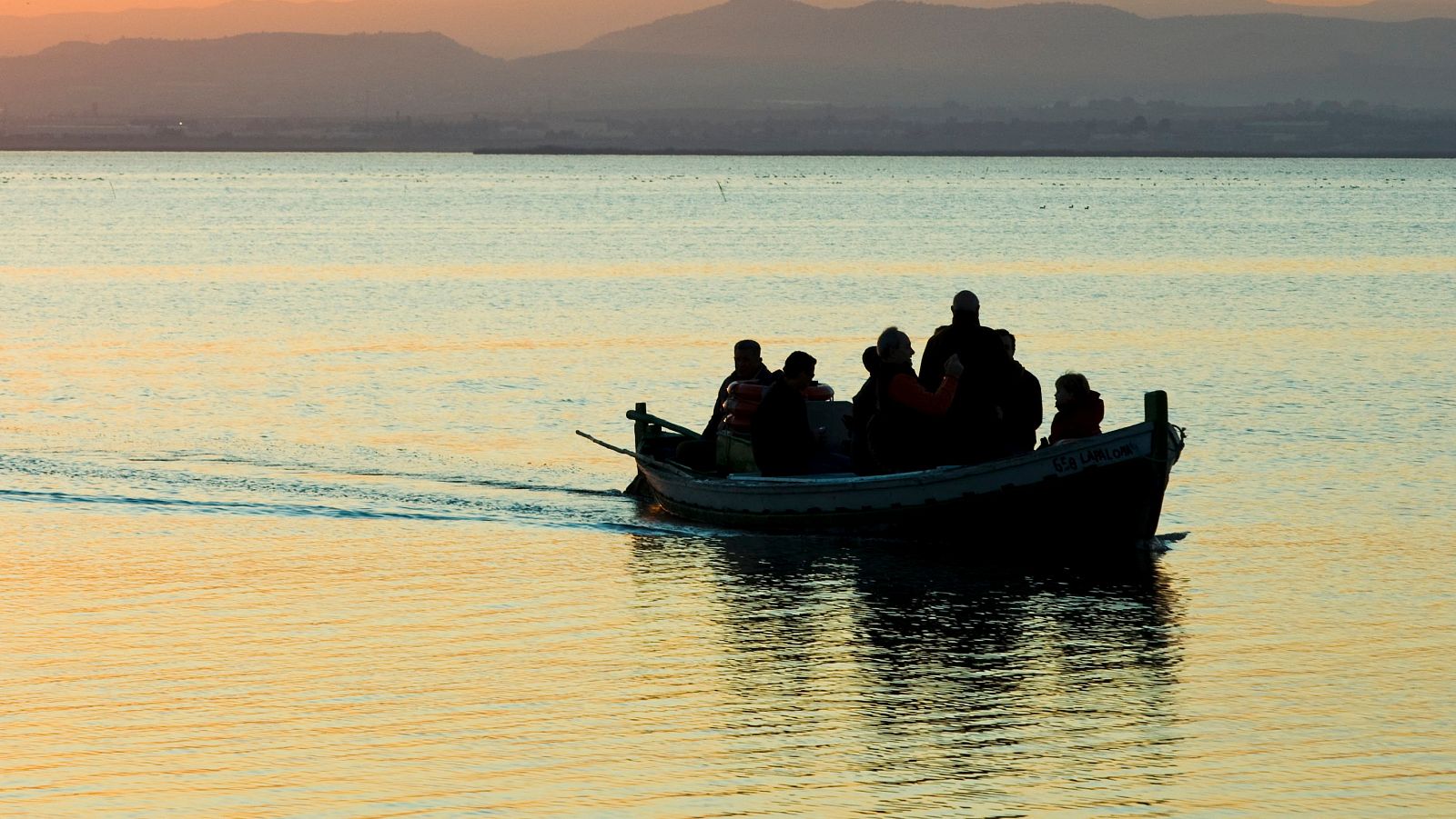 La cuarentena que tienen que hacer los viajeros afecta también a los inmigrantes que llegan a España de forma irregular. El gobierno estudia adaptar la medida para estos casos y las organizaciones humanitarias alertan de que la llegada de pateras no