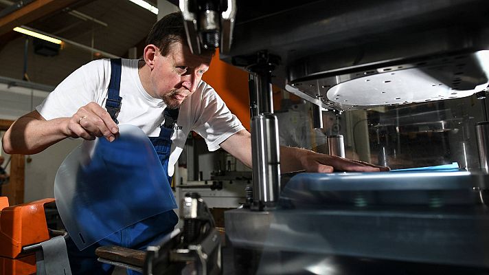 Telediario 1 - La industria comienza a reactivarse tras el cierre forzoso por el coronavirus