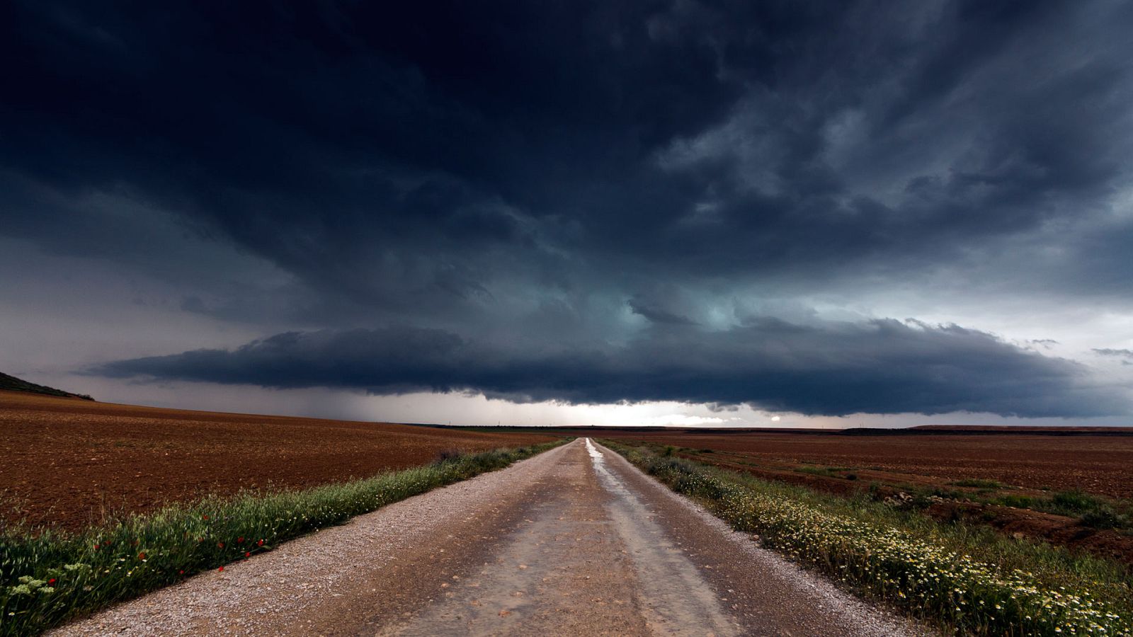 Chubascos y tormentas localmente fuertes en la mitad sur, zona centro y en el entorno de Pirineos - ver ahora