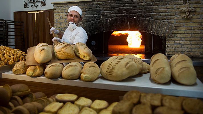 Telediario 1 - Los panaderos españoles reparten 24.000 barras para reivindicar el pequeño comercio