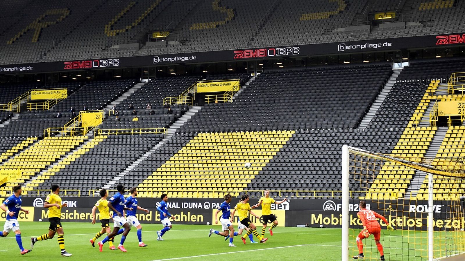 Vuelve a rodar el balón en la Bundesliga, pero no al gusto de todos | Ver