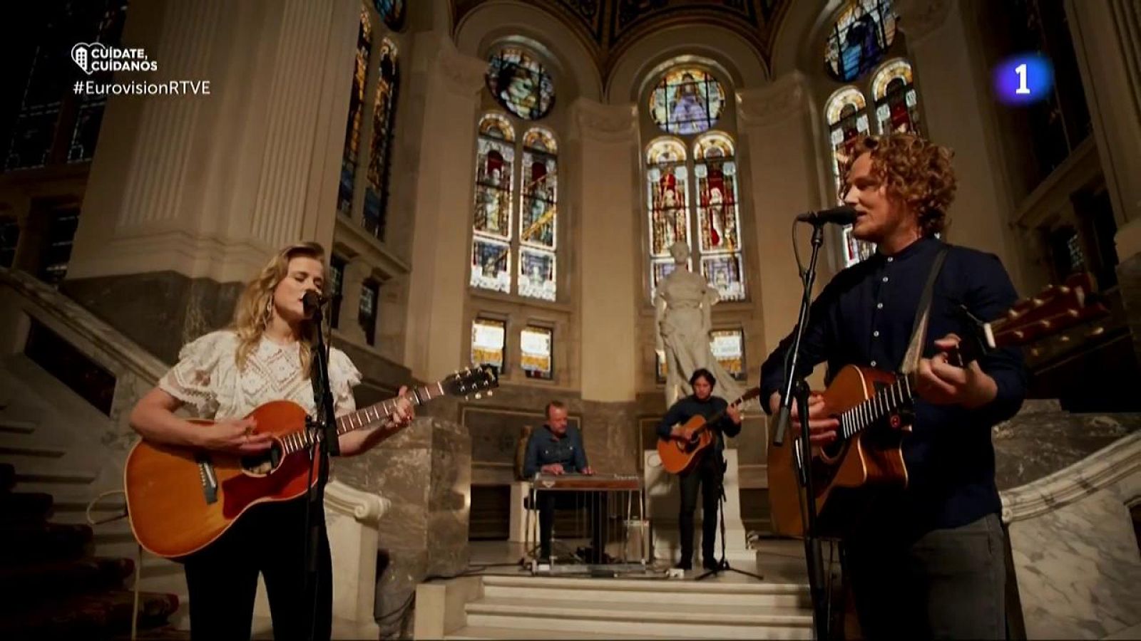 Michael Schulte e Ilse DeLange cantan "Ein Bisschen Frieden"