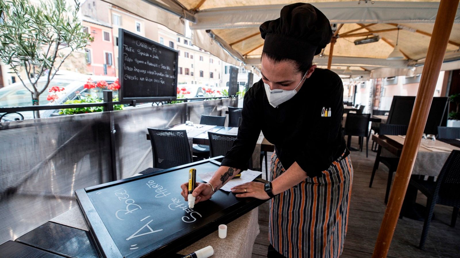 Italia comienza su reapertura casi total con bares, restaurantes y comercios | Ver