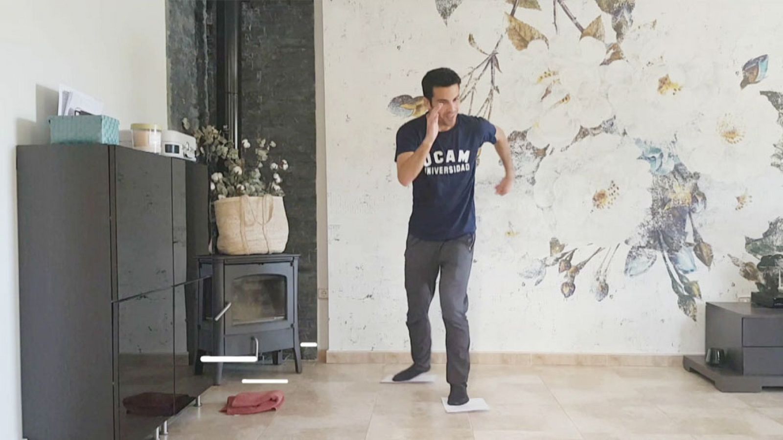 EDUCACIÓN FÍSICA - ¡Nos movemos! con Miguel Ángel López, atletismo - EduClan 6 a 8 años | Ver