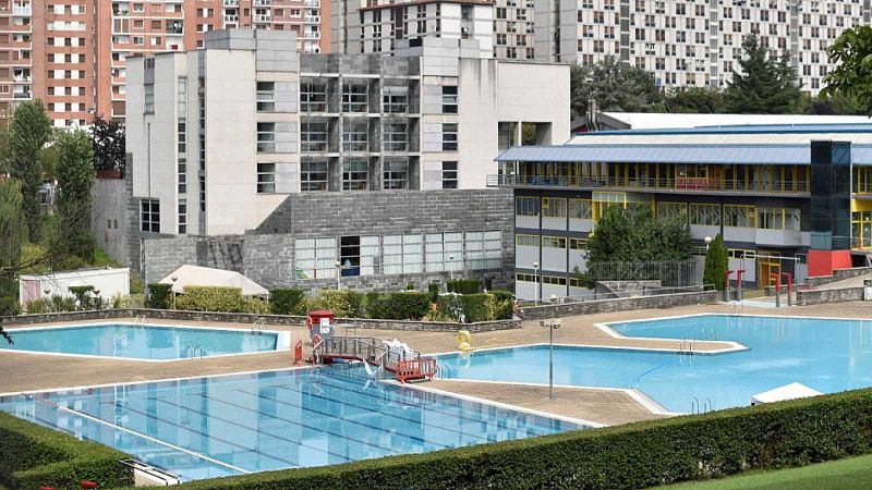 Las piscinas comunitarias se plantean si abrirán este verano debido a las restricciones - RTVE.es - Telediario 1 | Ver