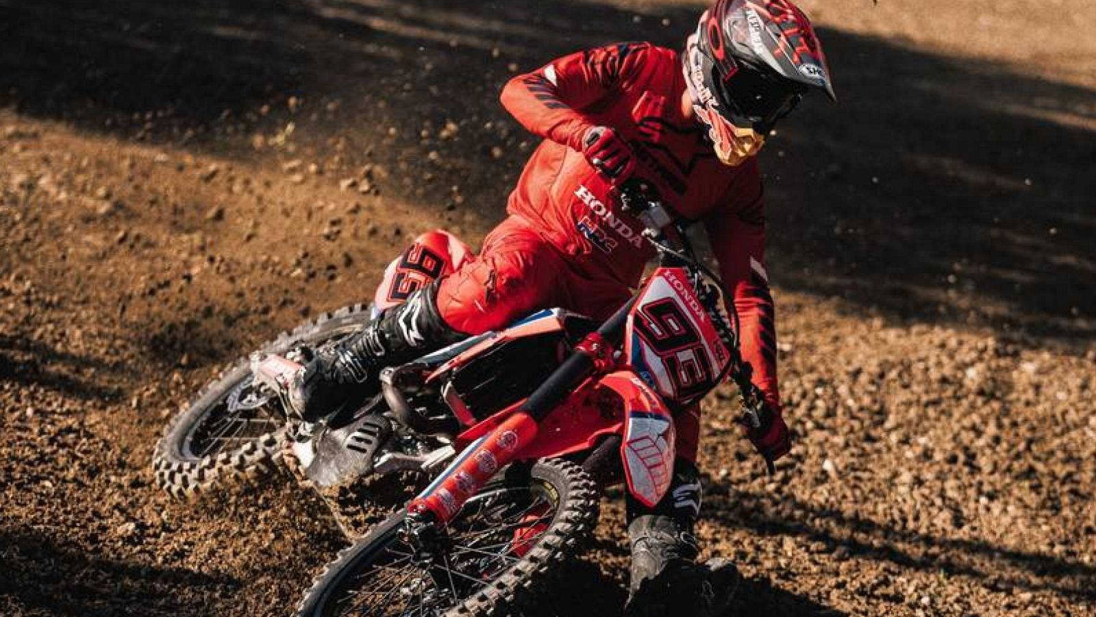 Marc y Alex Márquez vuelven a entrenarse encima de una moto