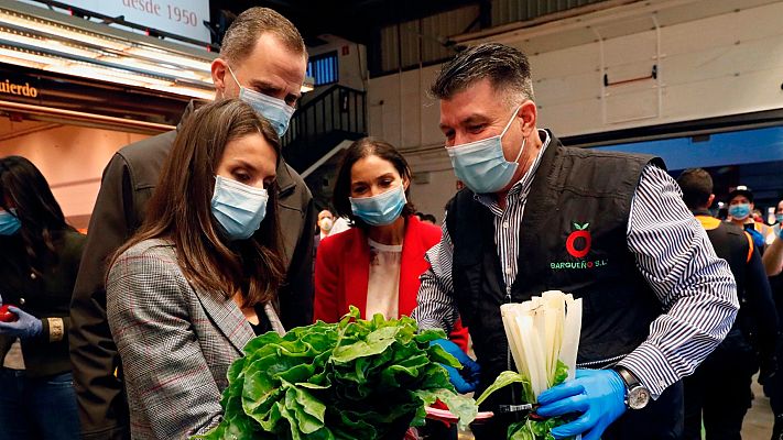 Telediario 1 - Los reyes visitan de madrugada a los trabajadores de Mercamadrid