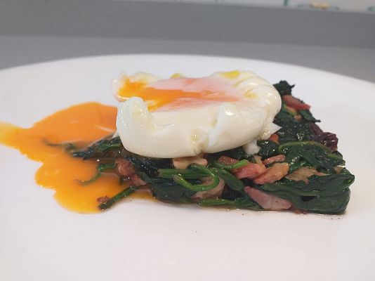 RTVE Cocina - Salteado de espinacas con frutos secos y huevo poché