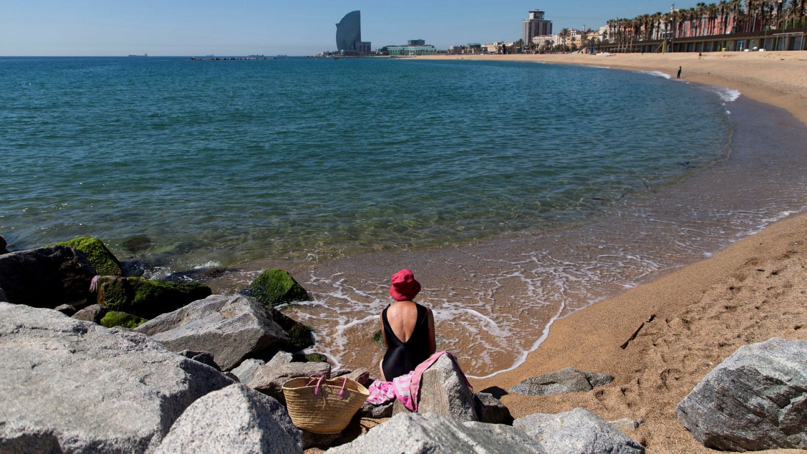 Cita previa, control de acceso y aforo limitado: así será el día de playa este verano