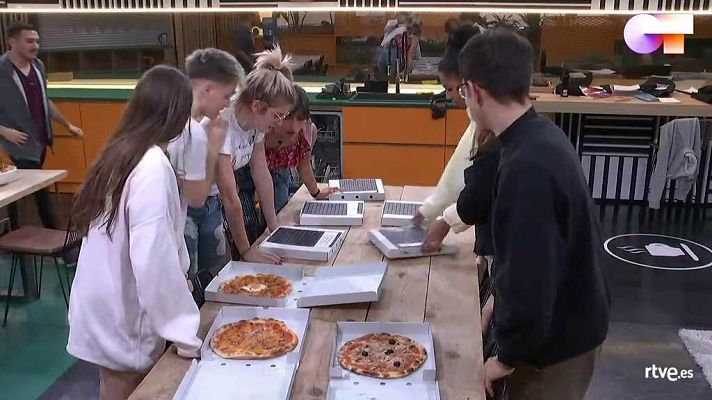 OT 2020 - Emoción absoluta en la hora de la cena: pizza para todos